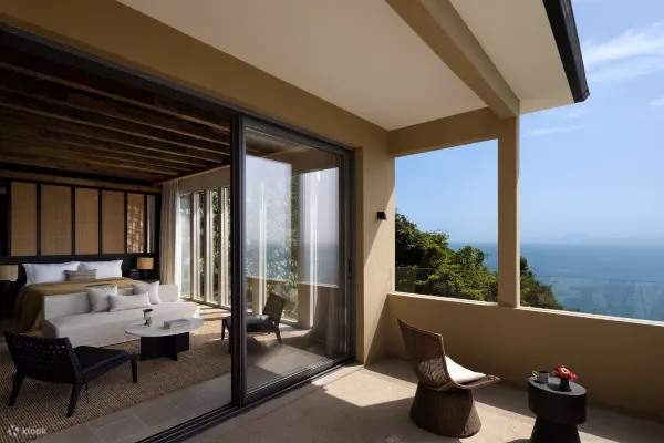 รูปภาพแสดงระเบียงห้องโรงแรม